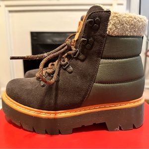 Kari Traa snow boots.
